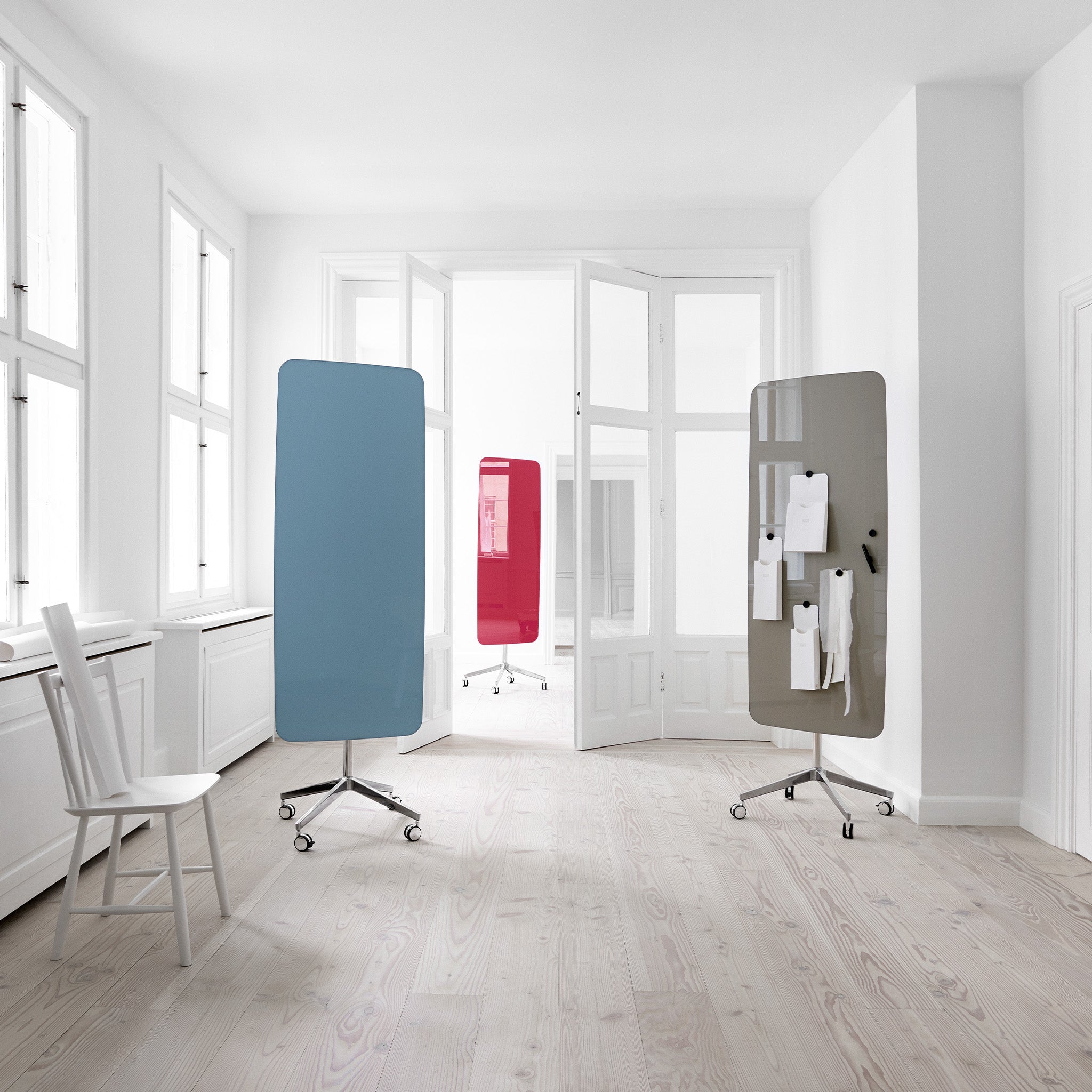 Discover our minimal, bright room with wooden floors, Lintex Flow Mobile whiteboards in blue, red, gray, and modern decor.