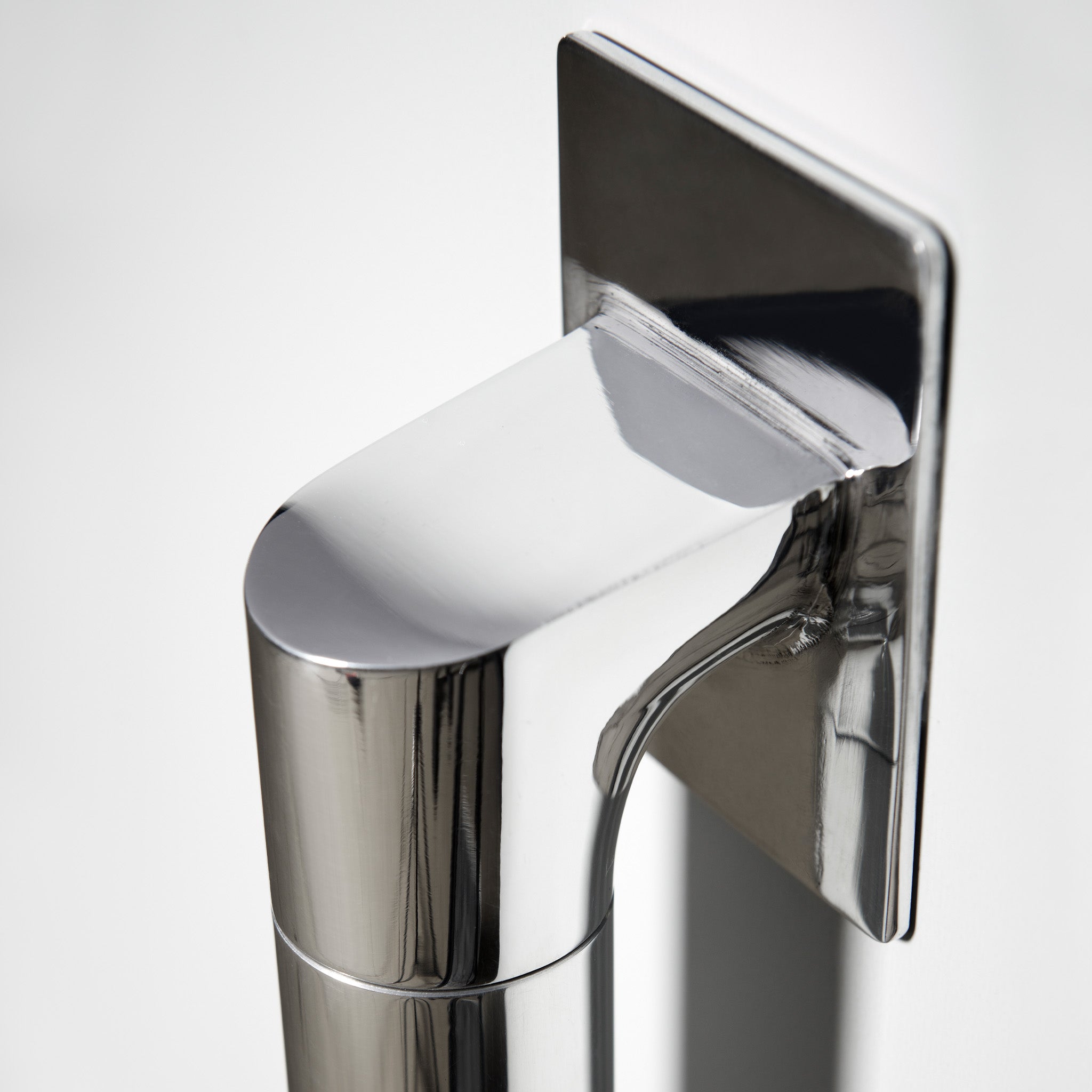 Lintex Flow Mobile: sleek, chrome-plated modern faucet on white wall with magnetic writing surface, minimalist design, clean lines.